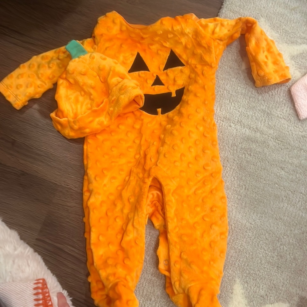 Chicken pea velour pumpkin outfit 3-6 mos